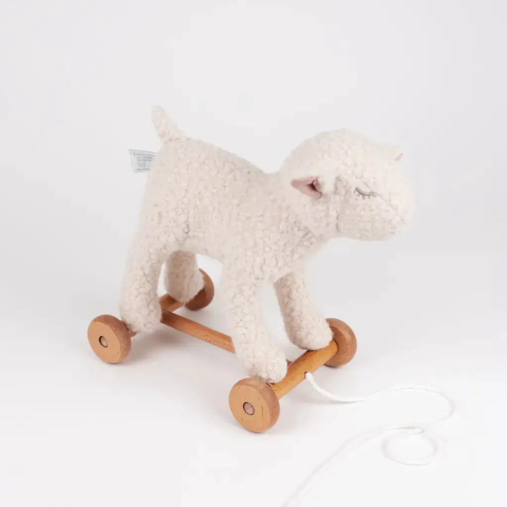 Jouet à tirer Mary en peluche crème, mouton sur chariot en bois à quatre roues, corde blanche.