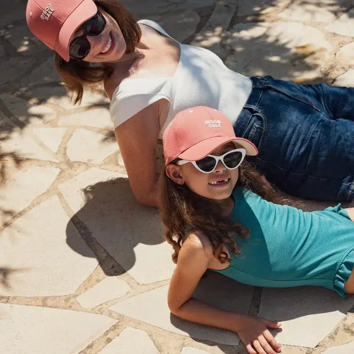 CHAMAYE casquette terracotta bisous salé, baseball cap en terracotta portée par femme et enfant, 2 casquettes visibles