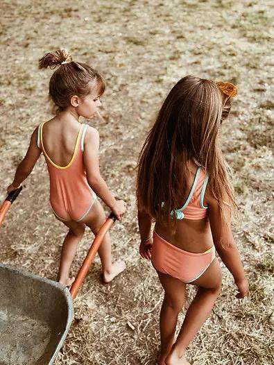 BAÏNES bikini anti UV peach for kids by Citron Grenadine; two peach classic bikinis, back view.