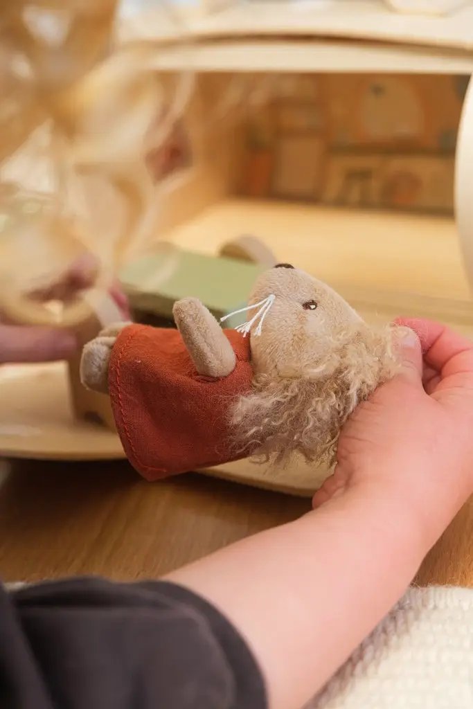 Egmont Toys dollhouse maison en rondins 18m+, Citron Grenadine; hand holds plush mouse near interior