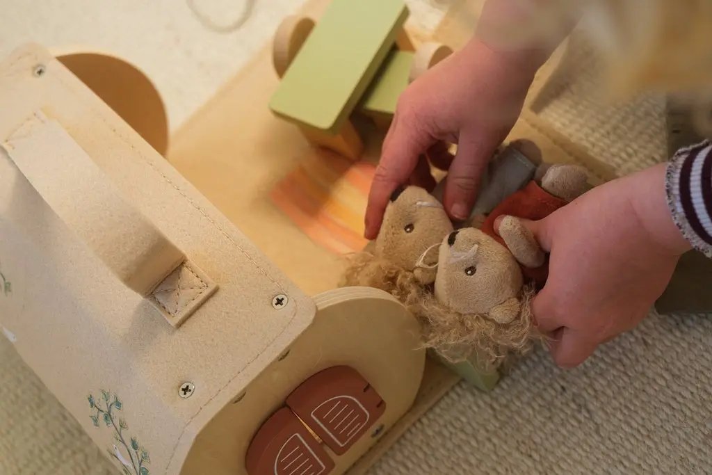 EGMONT TOYS maison en rondins 18m+, bois naturel, avec 2 oursons en peluche