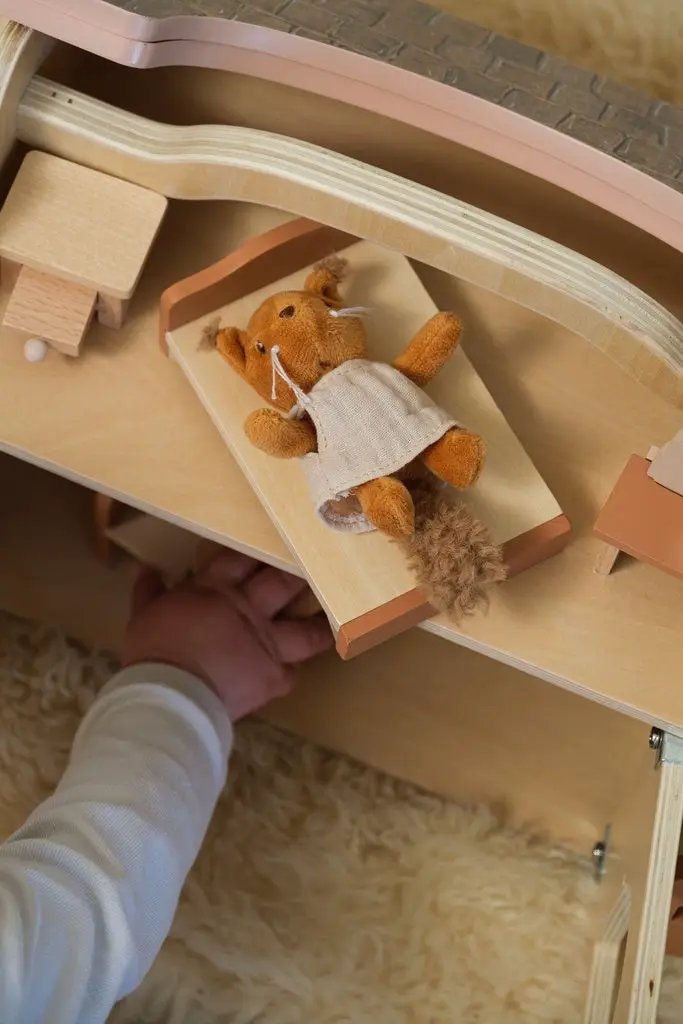 Egmont Toys maison des écureuils dollhouse figure: orange plush squirrel in a white dress on a wooden platform.