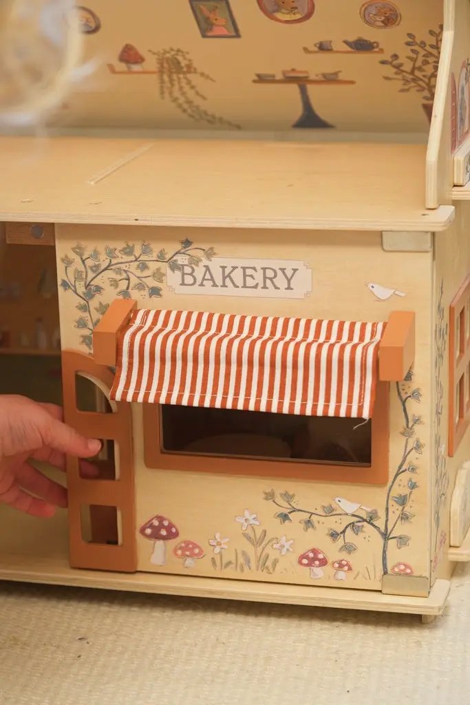 Egmont Toys café et boulangerie en bois par Citron Grenadine, boulangerie avec auvent rayé orange.