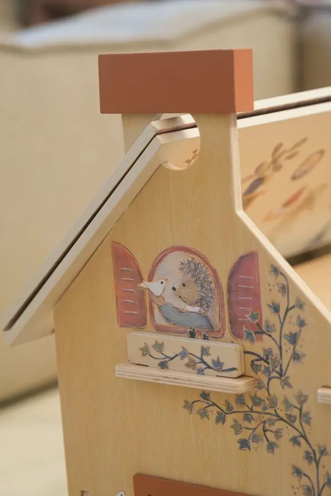 Café et boulangerie wooden playset by Citron Grenadine (EGMONT TOYS) with red shutters and floral vines