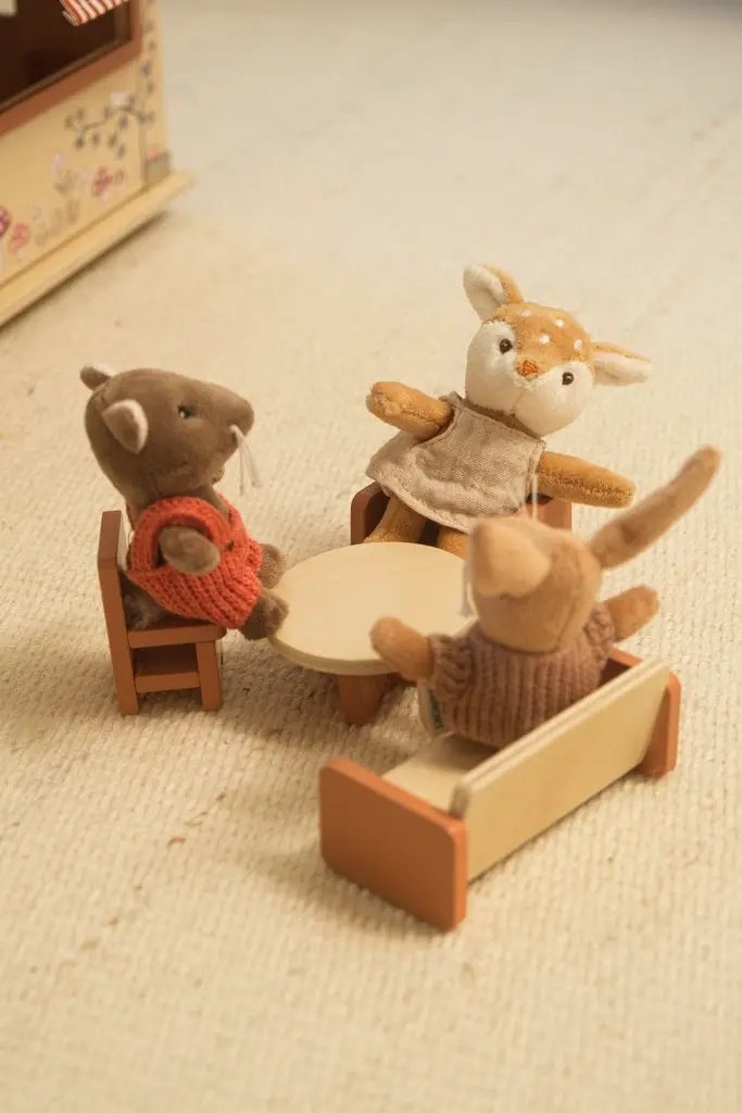 Egmont Toys café et boulangerie playset by Citron Grenadine with three plush animal figures around a round wooden table