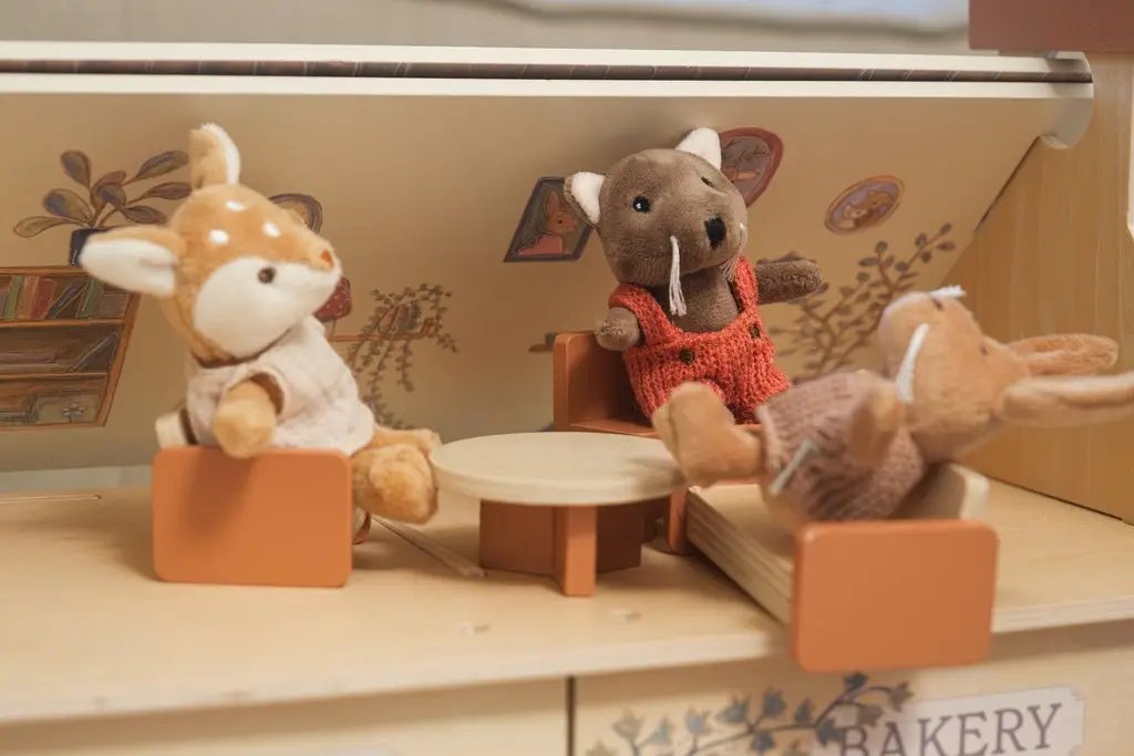EGMONT TOYS café et boulangerie playset with three plush animal figures and orange seating around a round table