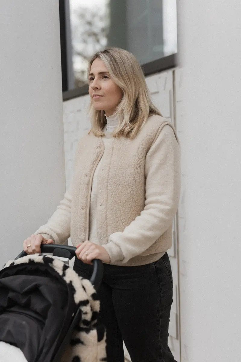 Gilet en laine Tyb sand brown, teddy-texture beige sans manches