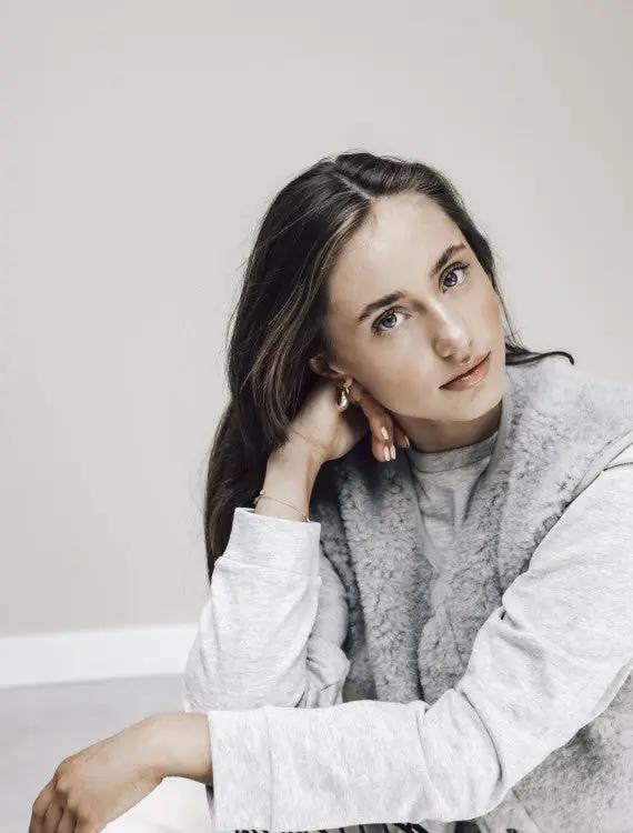 Gilet sans manches ALWERO TYB gris chiné porté par une femme, sherpa gris