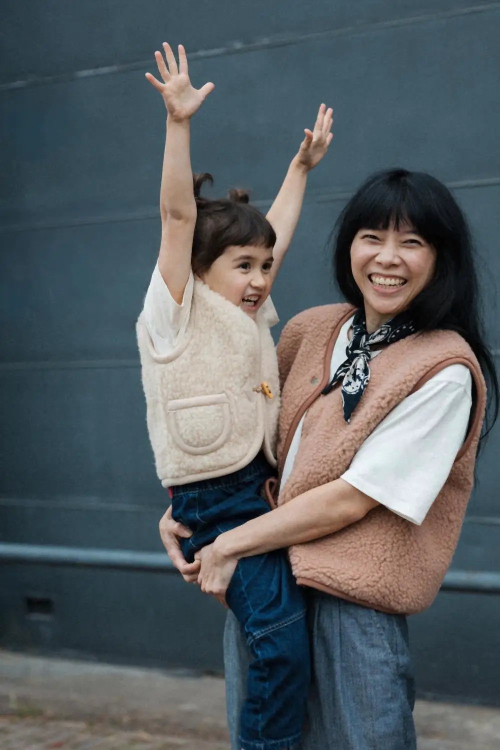 ALWERO bodywarmer TYB rugby tan fleece gilet sans manches; woman and child wearing soft sherpa vests