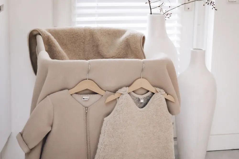ALWERO gigoteuse en mérinos avec manches beige, ensemble de vêtements beiges sur cintres