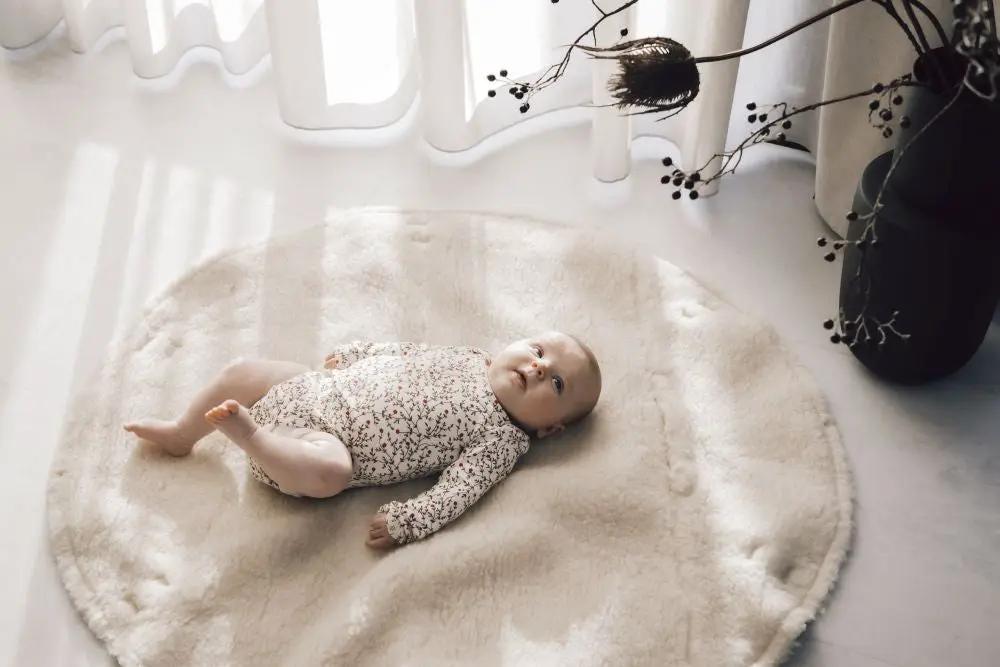 ALWERO sac tapis de jeu 2 en 1 rond en laine et lin, crème, bébé sur le tapis