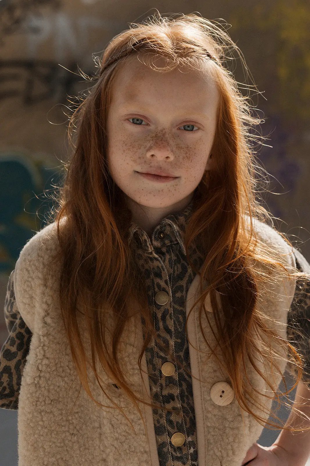 ALWERO gilet en laine Po sand brown by Citron Grenadine, worn over leopard-print shirt.