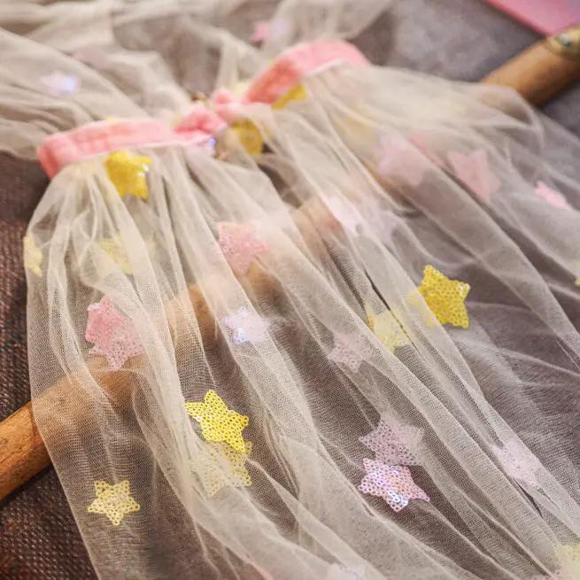 Cape RATATAM lily en tulle transparent avec étoiles jaunes et roses, Citron Grenadine, déguisement