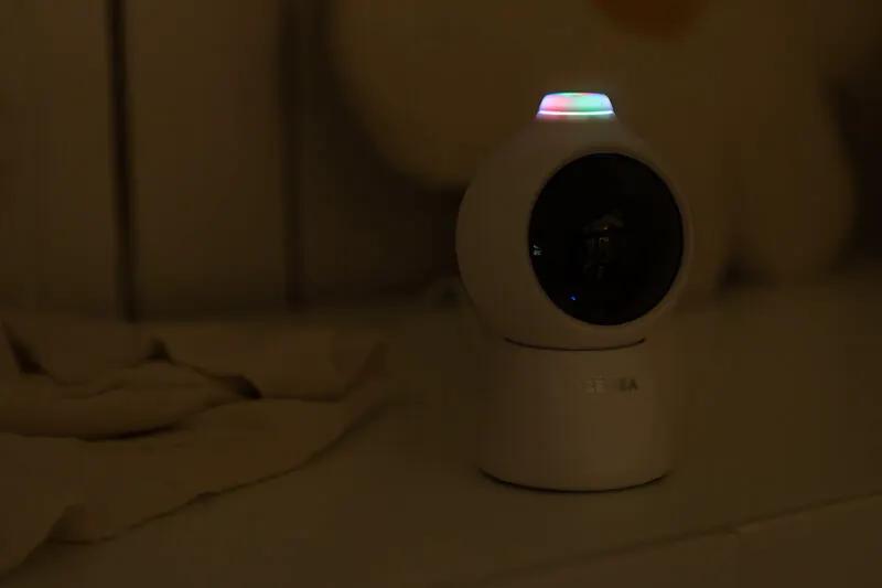 Écoute-bébés vidéo BÉABA zen smart AI blanc, caméra ronde et anneau LED multicolore