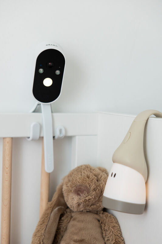 Caméra zen travel blanche BÉABA avec support pour écoute-bébés vidéo
