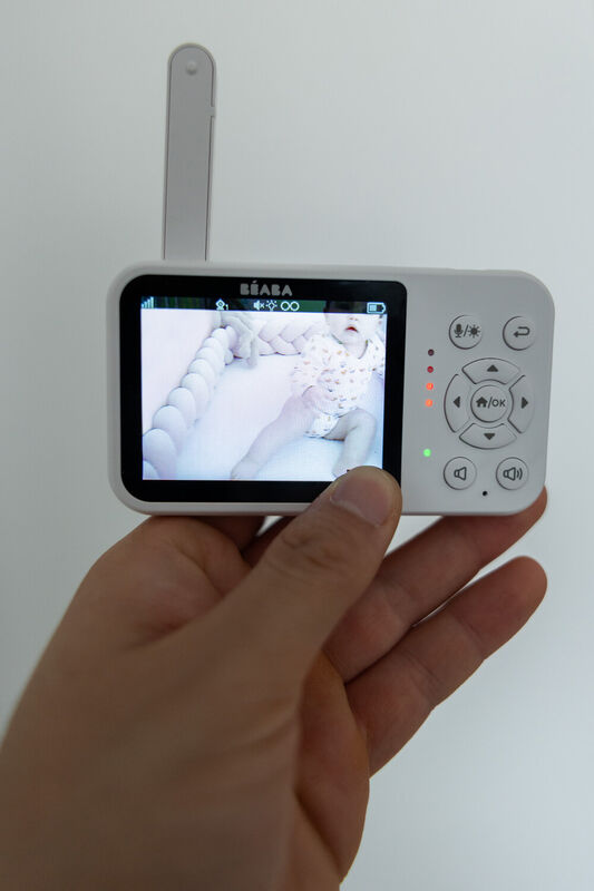 BÉABA video baby monitor Zen Travel, white handheld device with screen, buttons and antenna.
