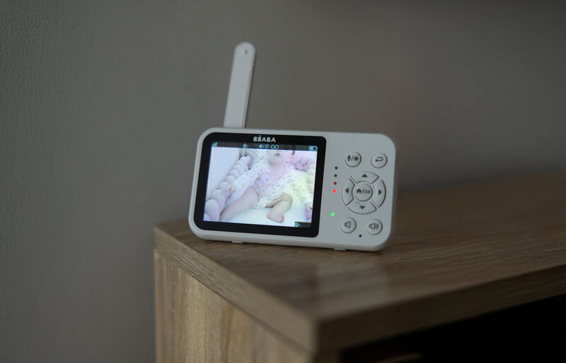 BÉABA video baby monitor zen travel, white handheld unit with screen showing baby