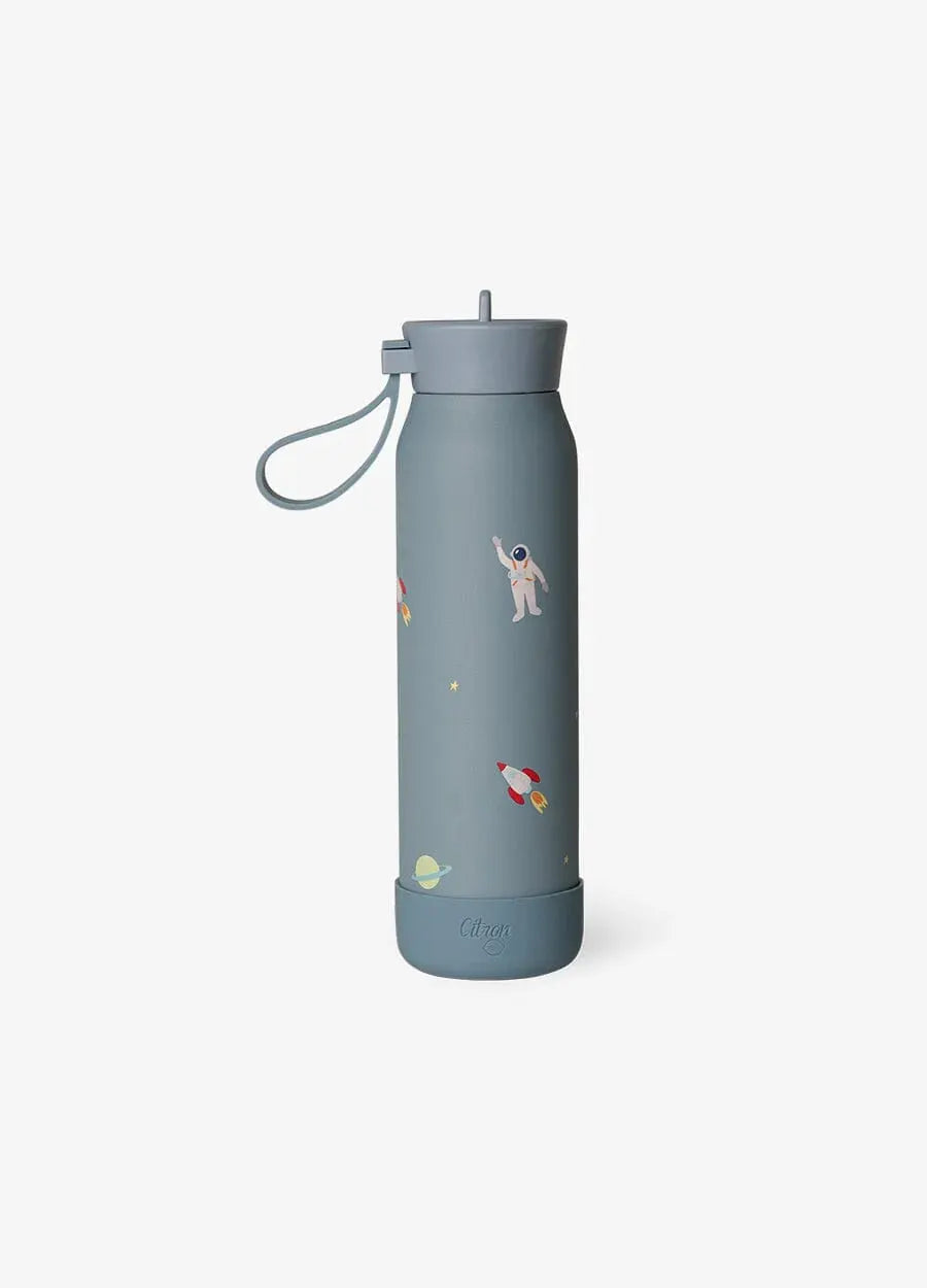 Citron Grenadine water bottle, 350 ml, dusty blue with space prints (astronaut and rocket) and wrist strap.