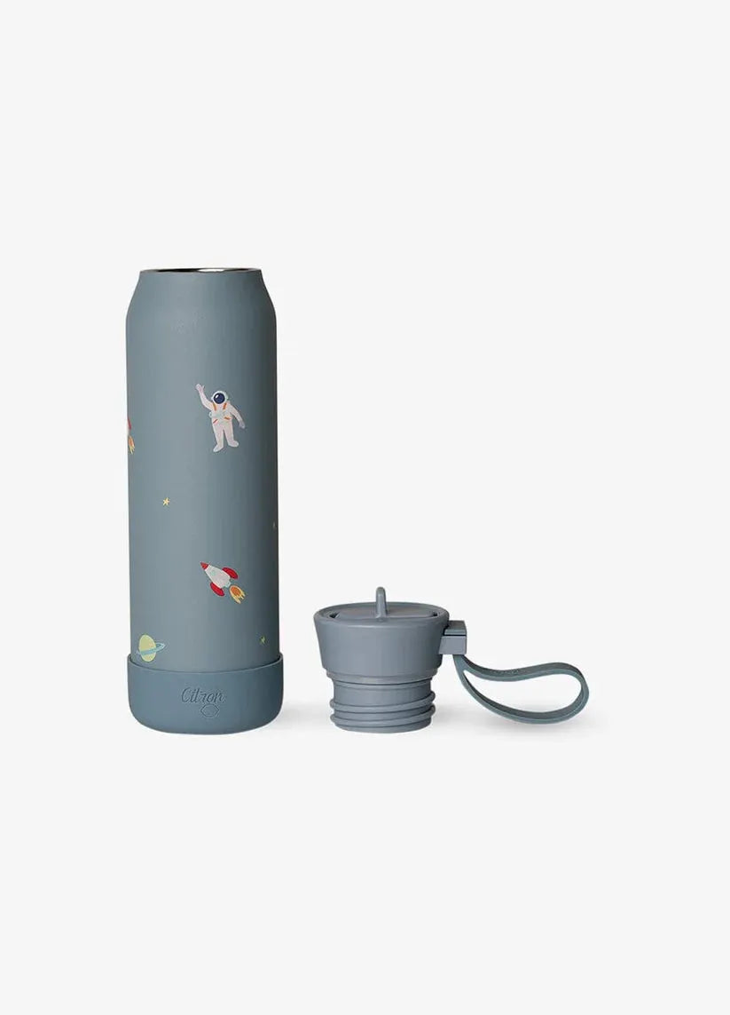 Citron Grenadine 350 ml gourde, dusty blue space motif with astronaut and rocket, detachable cap with strap