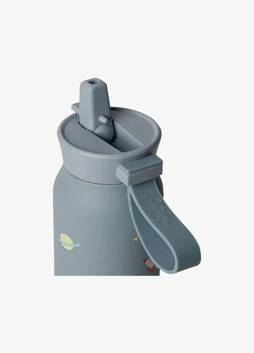 Citron Grenadine gourde 350 ml, dusty blue water bottle with space-themed planet and rocket print and detachable strap.
