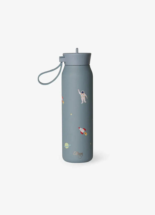 Citron Grenadine 350 ml water bottle in dusty blue with space motif: astronauts and rockets, with strap.