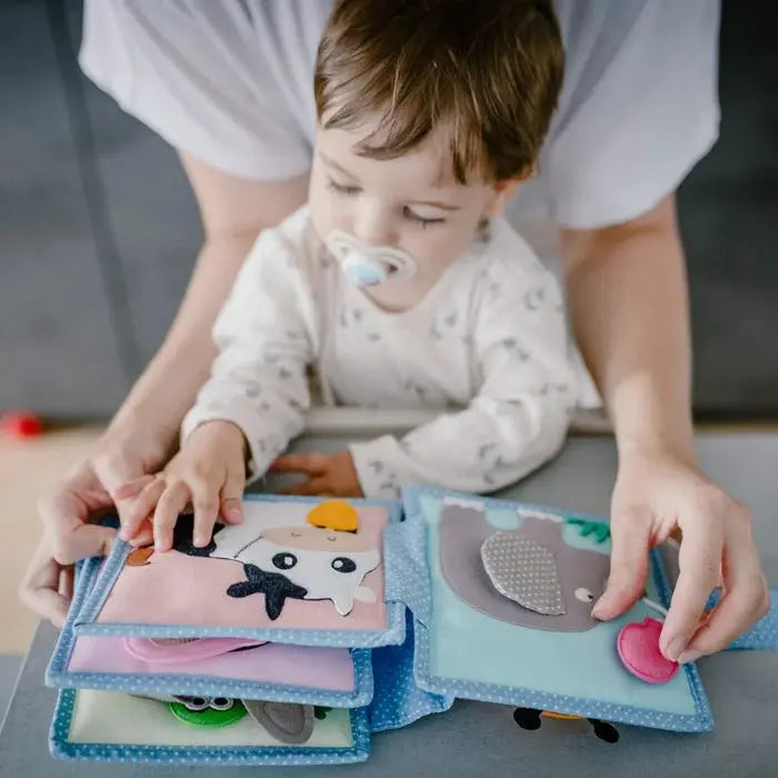 JOLLY DESIGNS livre d'éveil en tissu bleu pastel avec animaux; bébé explore les pages