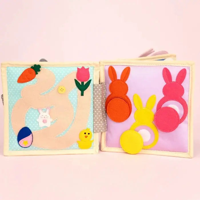 JOLLY DESIGNS livre d'éveil en tissu pour bébé; pages pastel avec lapin, canard et carotte