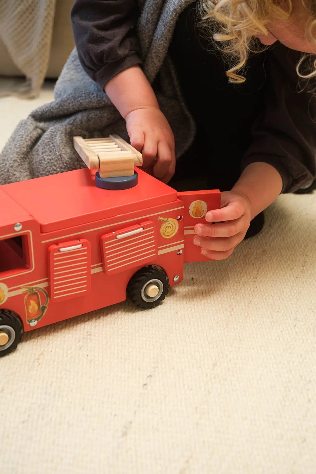 Camion de pompiers Egmont Toys rouge avec bloc en bois sur le toit, enfant jouant