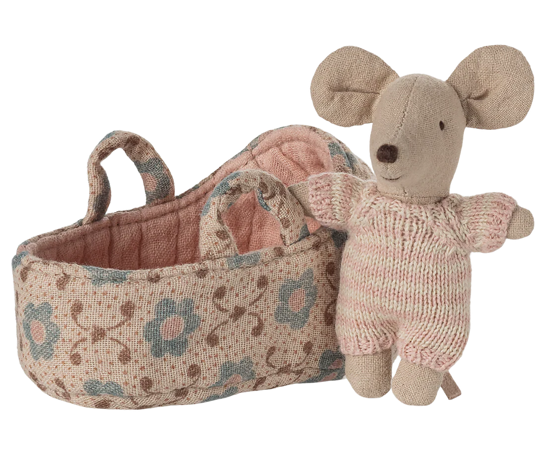 Maileg bébé souris dans son couffin / rose
