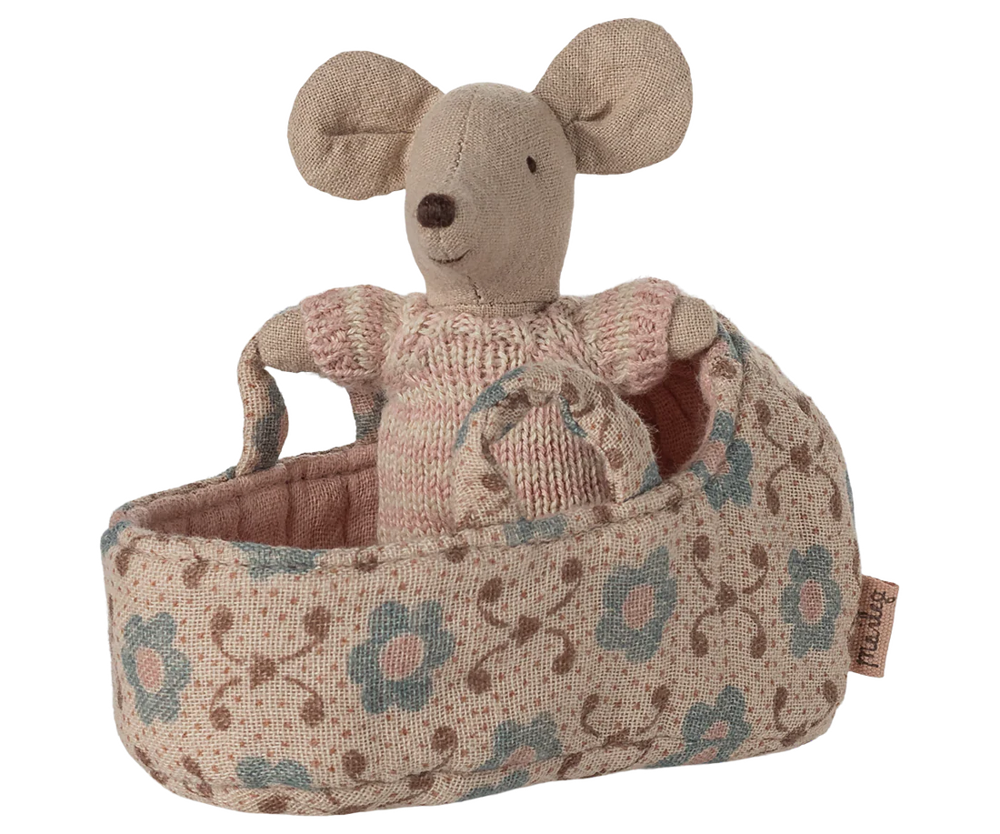 Maileg bébé souris dans son couffin / rose