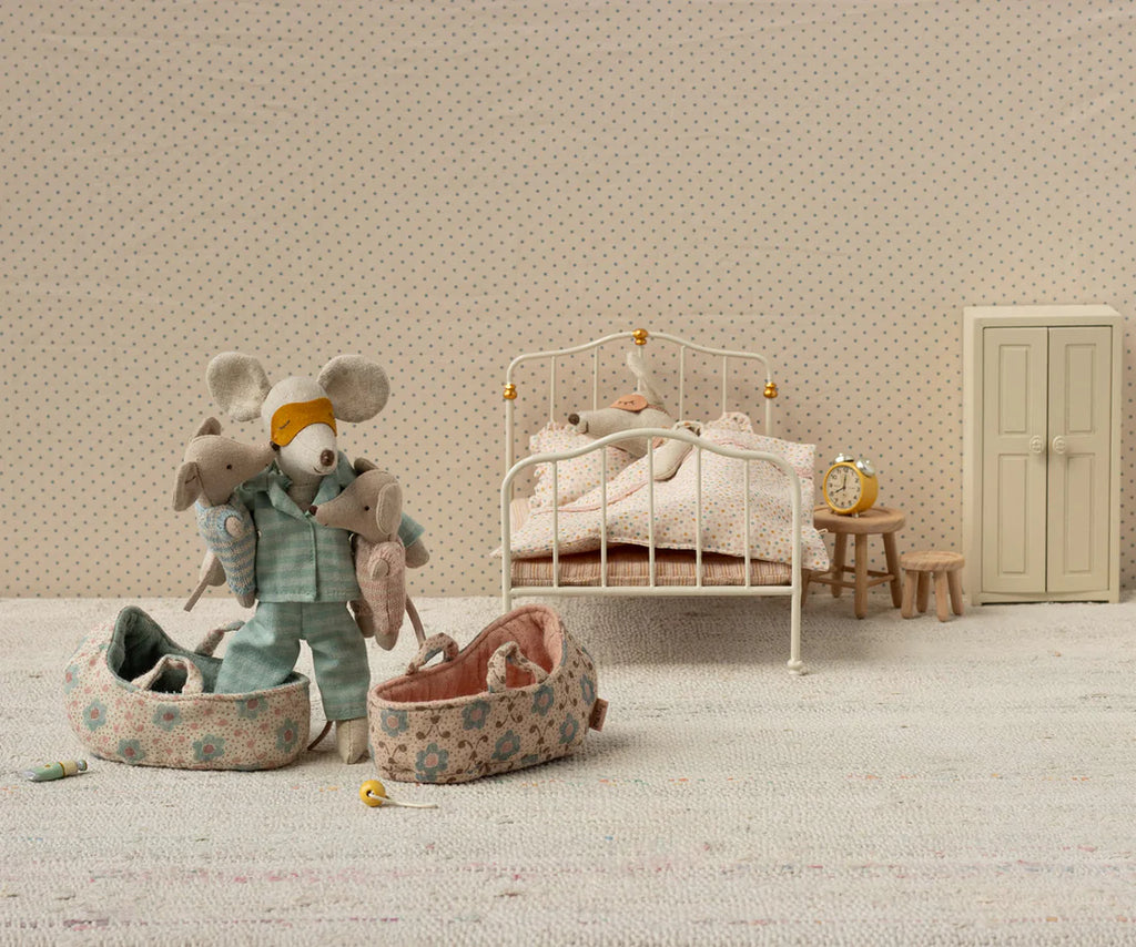 Maileg bébé souris dans son couffin / rose