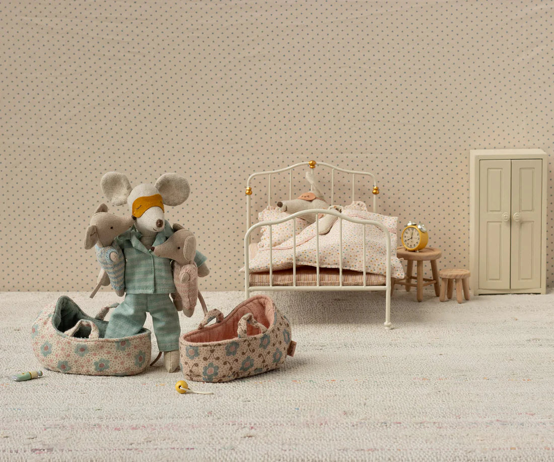 Maileg bébé souris dans son couffin / rose