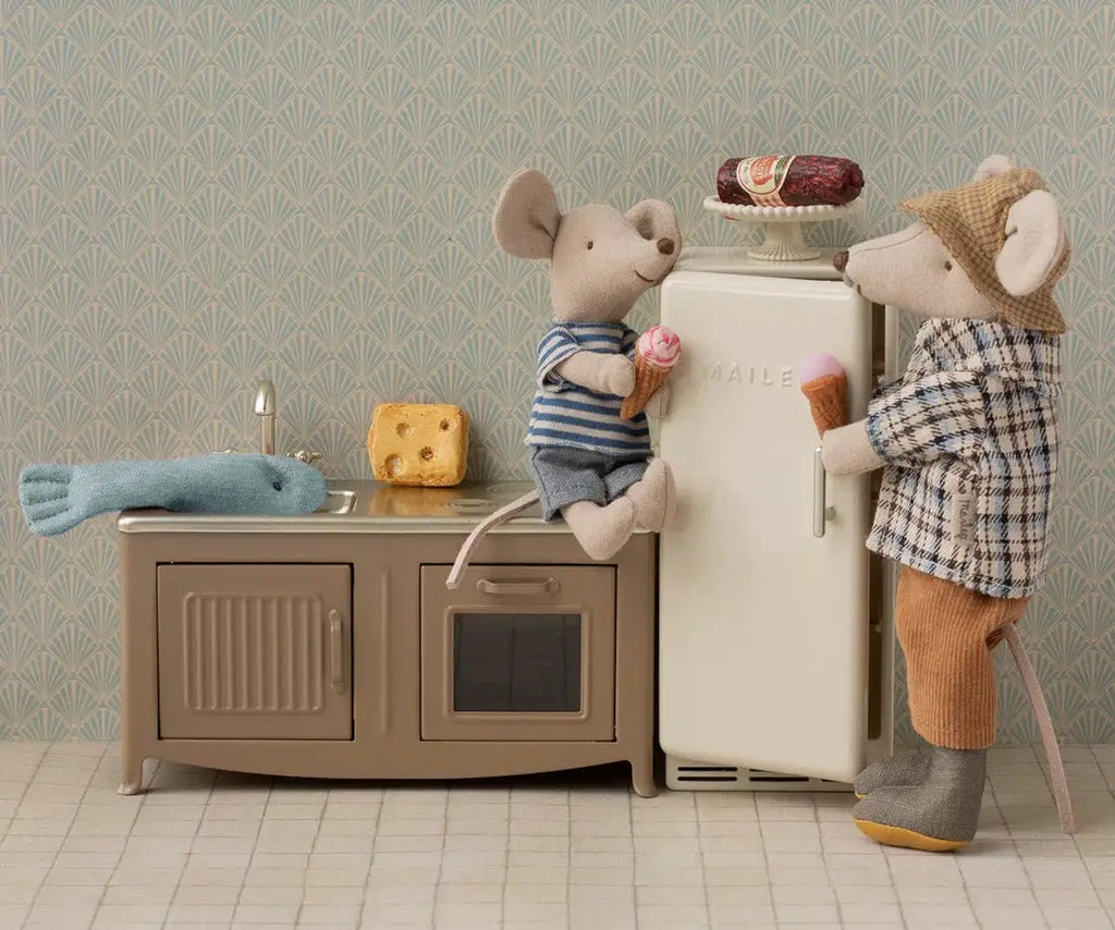 Maileg souris grand-père en peluche, Citron Grenadine; deux souris dans une cuisine rétro