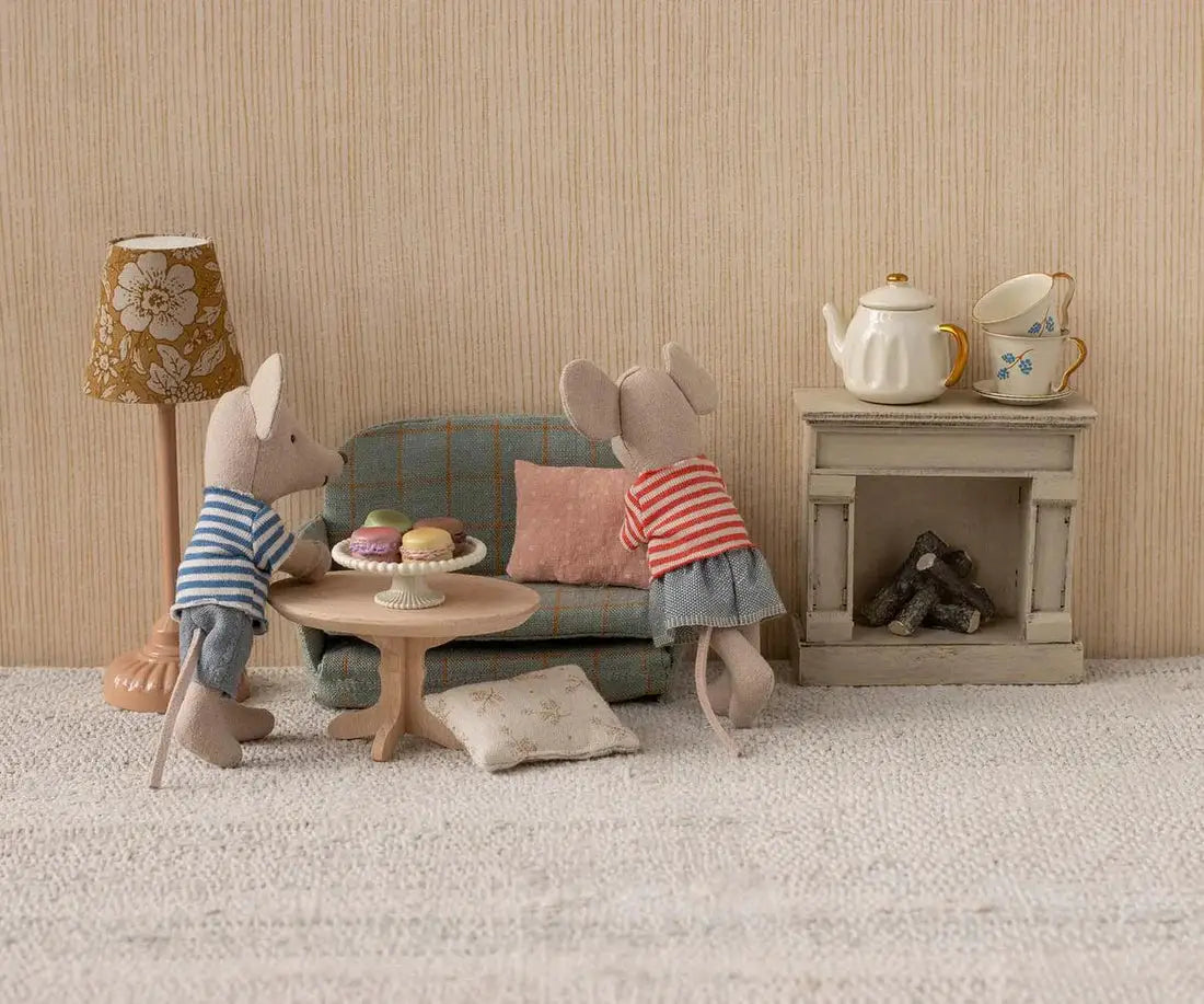 Maileg souris LouiMax & Stella, 2 poupées en tenues rayées, décor salon avec canapé et thé.
