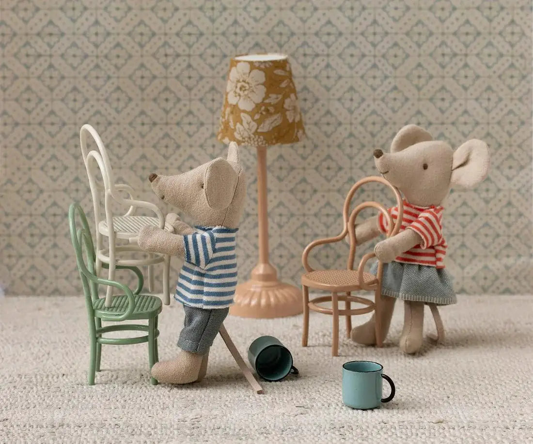 Maileg souris LouiMax & Stella poupées miniatures, Citron Grenadine; scène avec chaises et tasse.