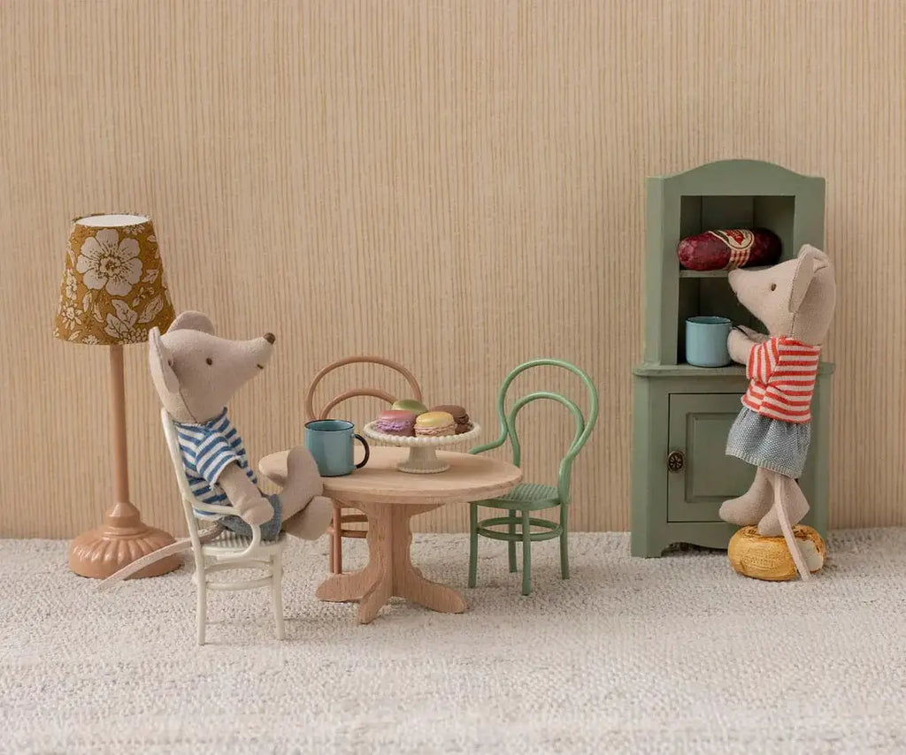 Maileg souris LouiMax et Stella, deux poupées miniatures, assises autour d'une table ronde avec macarons.