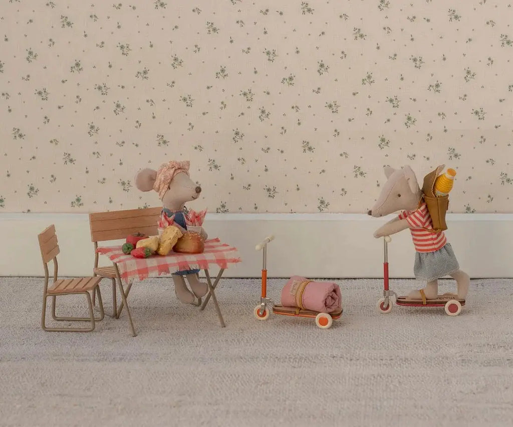 MAILEG set jardin pour poupées, deux souris autour d'une table à nappes rouges et chaises en bois, scooter et chariot