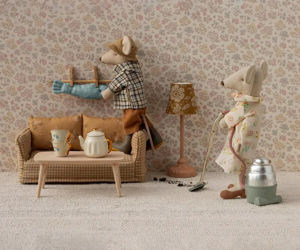 Maileg souris grand-père, poupée Citron Grenadine, dans salon miniature avec 2 souris, canapé, théière et lampadaire