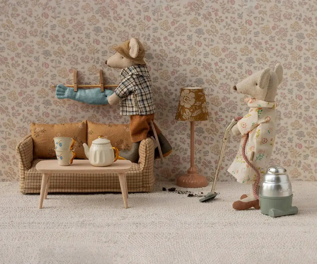 Maileg souris grand-père, poupée Citron Grenadine, dans salon miniature avec 2 souris, canapé, théière et lampadaire