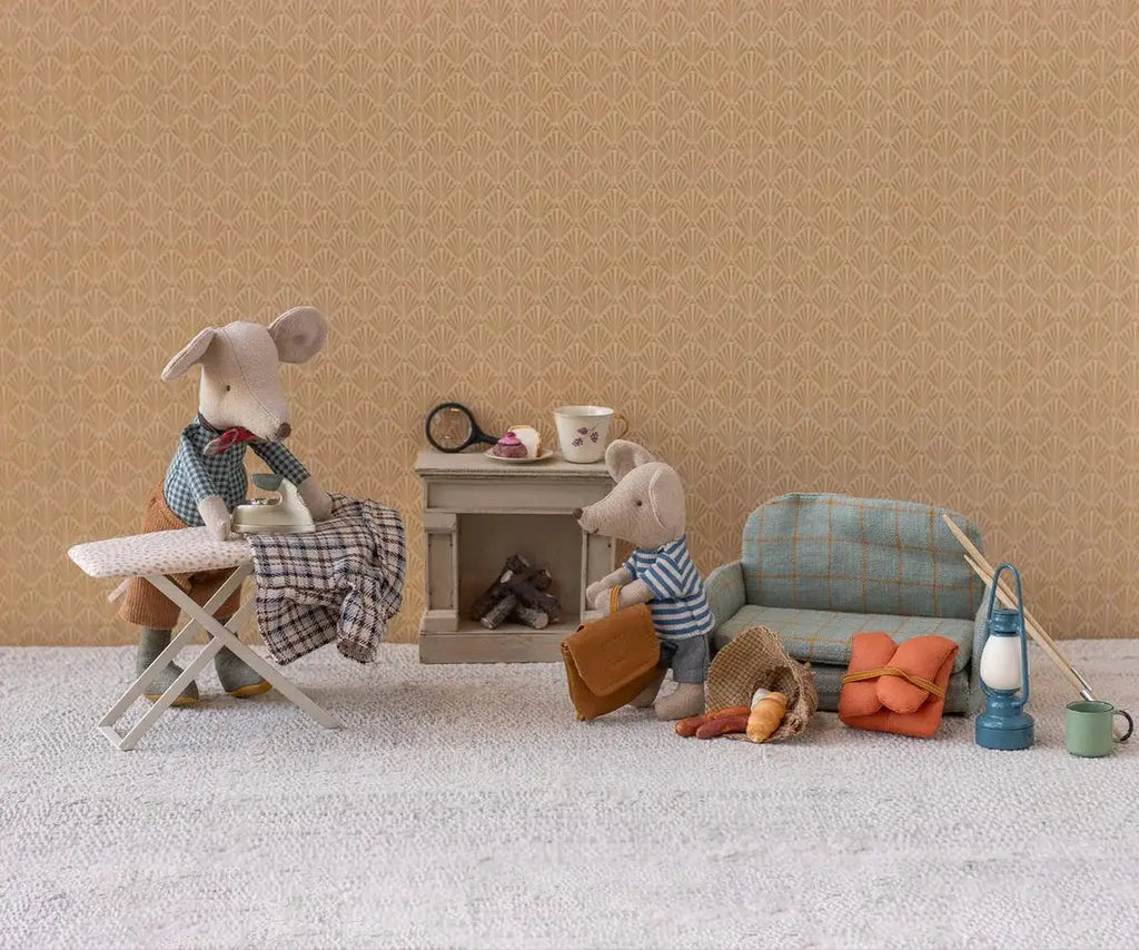 Maileg souris grand-père, 2 poupées Citron Grenadine en peluche dans un salon miniature.