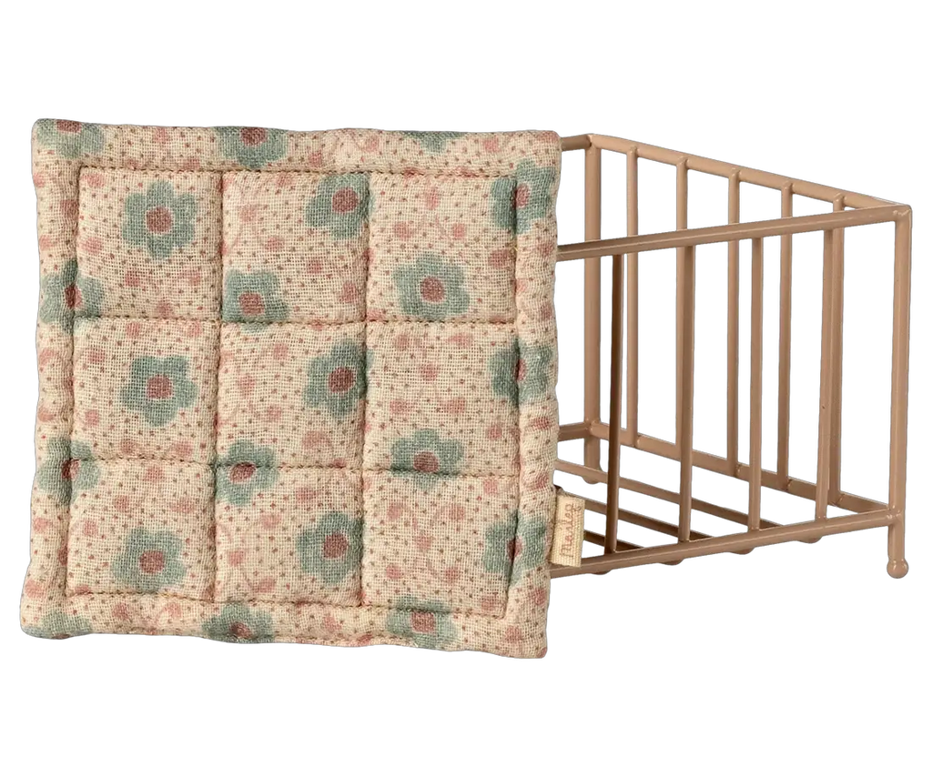 Maileg parc bébé rose avec coussin quilté à motifs floraux, accessoire de maison de poupées