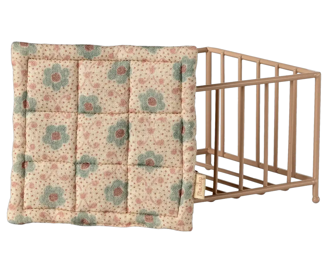 Maileg parc bébé rose avec coussin quilté à motifs floraux, accessoire de maison de poupées