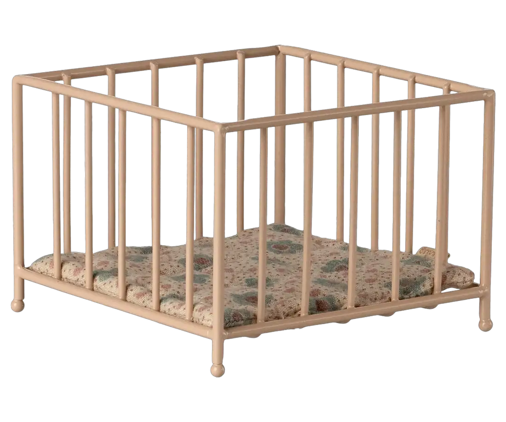 Maileg parc bébé rose en bois, lit de poupée pour maison de poupées avec matelas à motifs, Citron Grenadine