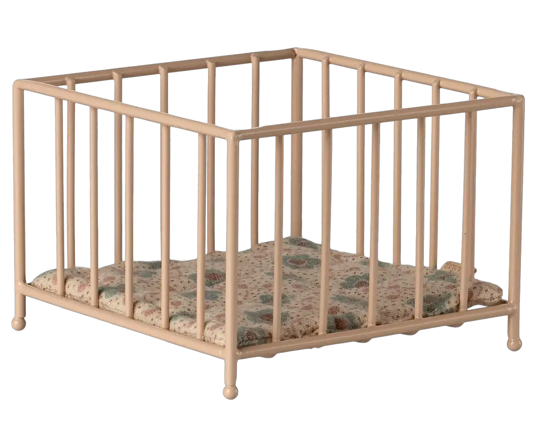 Maileg parc bébé rose en bois, lit de poupée pour maison de poupées avec matelas à motifs, Citron Grenadine