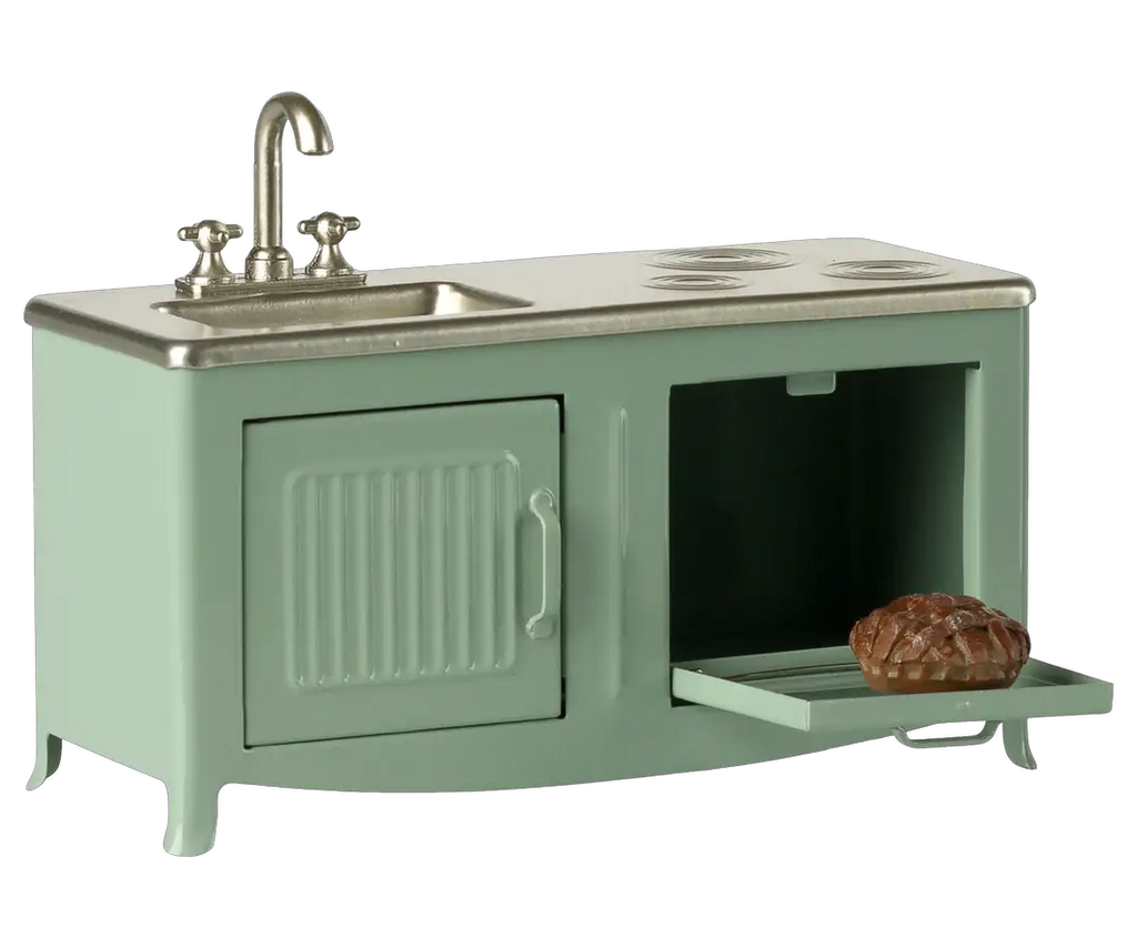Maileg bébé souris dans son couffin / rose, cuisine miniature vert pâle: évier et four, petit pain sur le plateau.