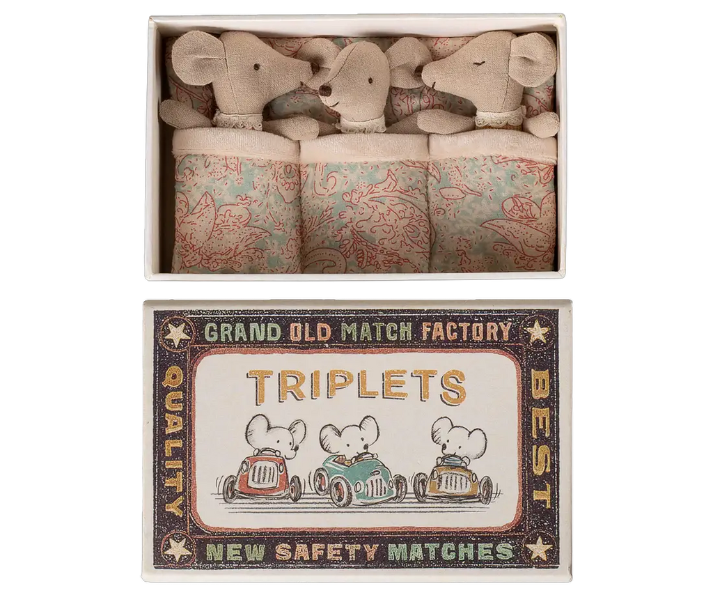 Maileg trio de poupées petites sœurs avec sac bandoulière en tissu beige dans une boîte en bois décorative