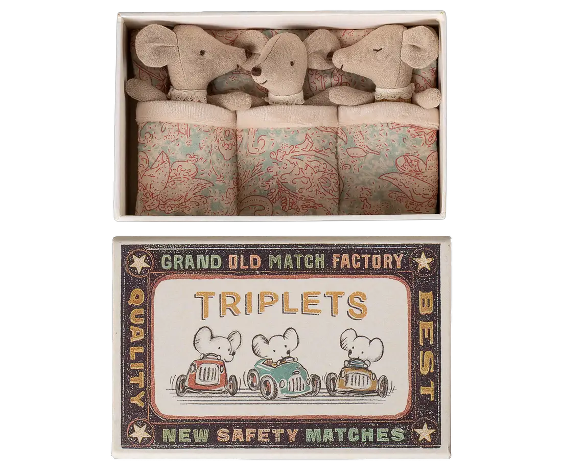 Maileg trio de poupées petites sœurs avec sac bandoulière en tissu beige dans une boîte en bois décorative