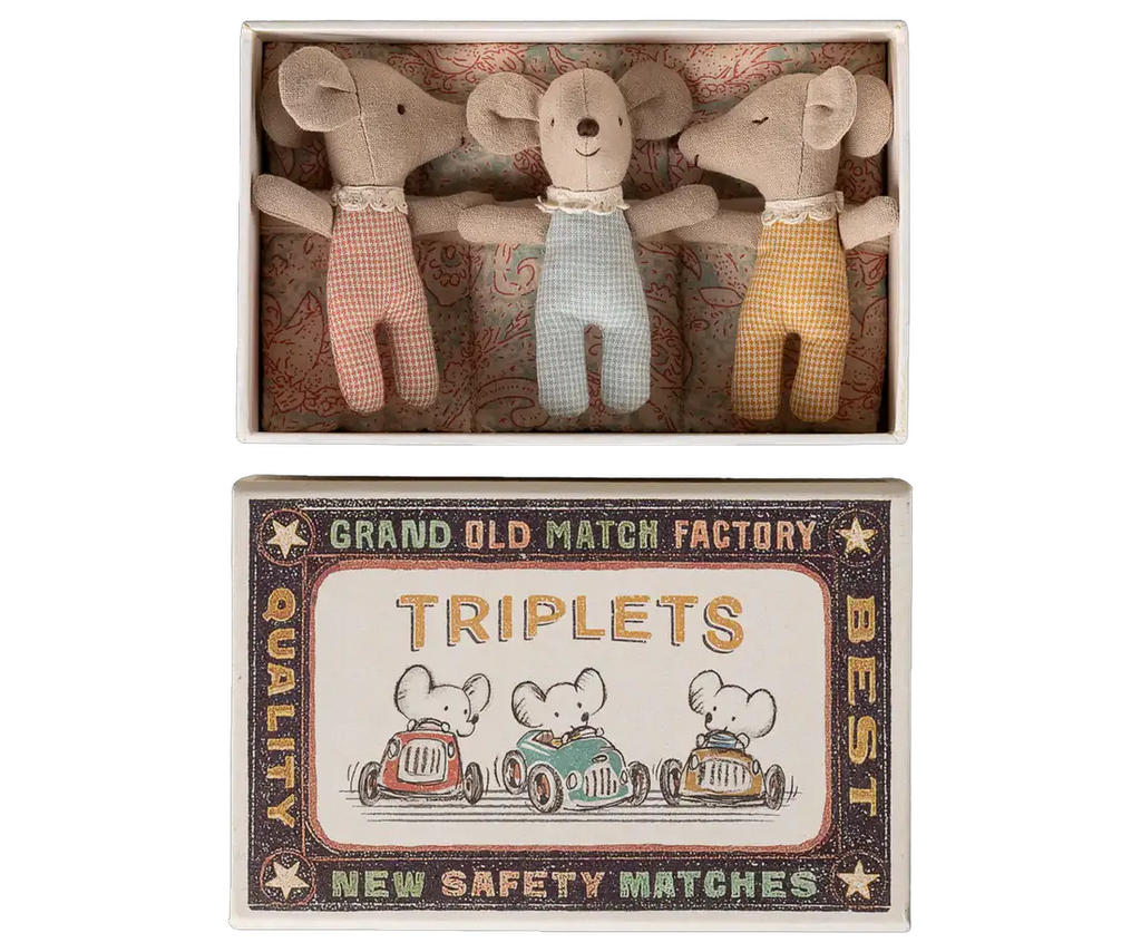 Maileg petite soeur avec sac bandoulière; 3 poupées triplets en lin dans une boîte vintage