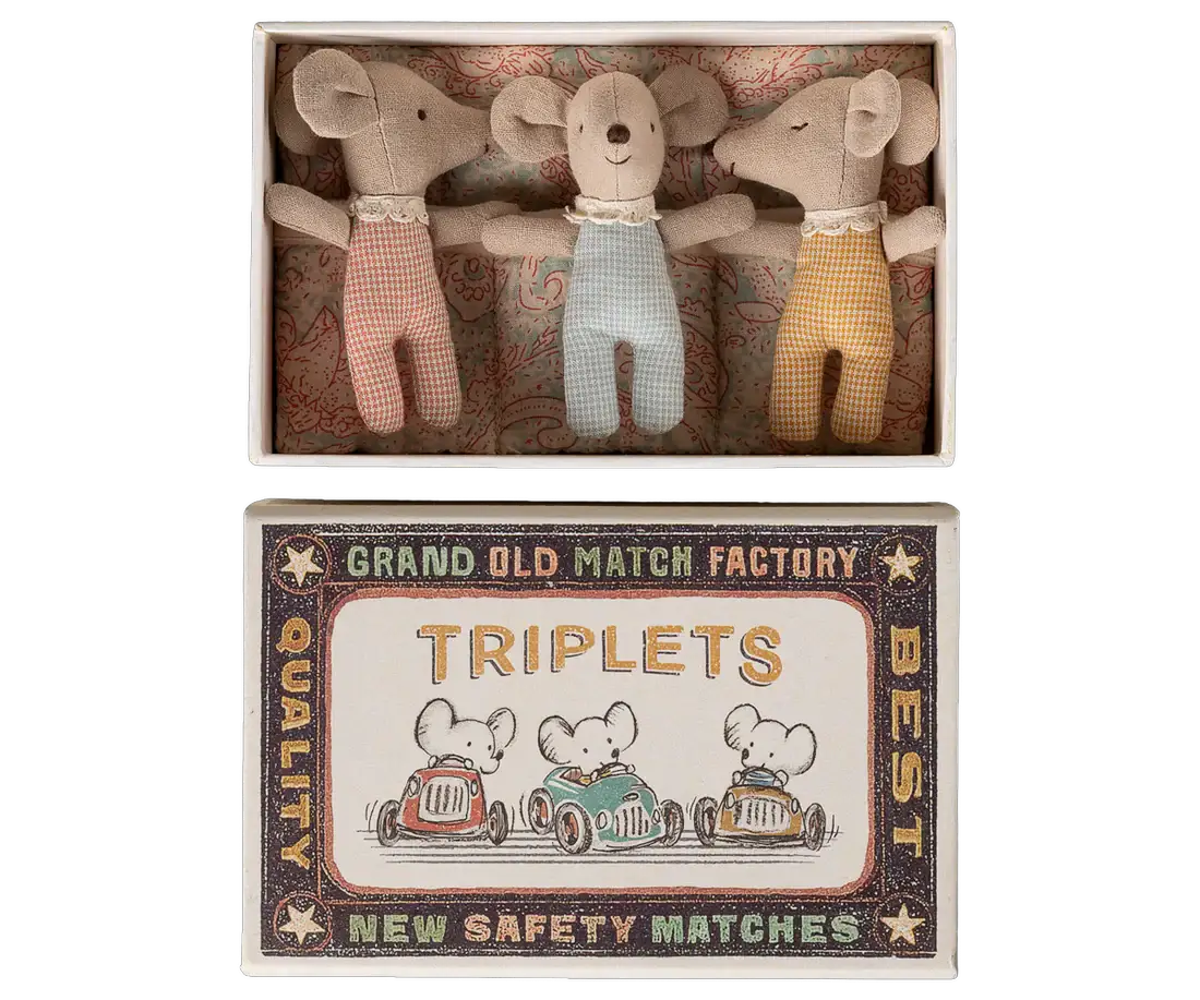 Maileg petite soeur avec sac bandoulière; 3 poupées triplets en lin dans une boîte vintage