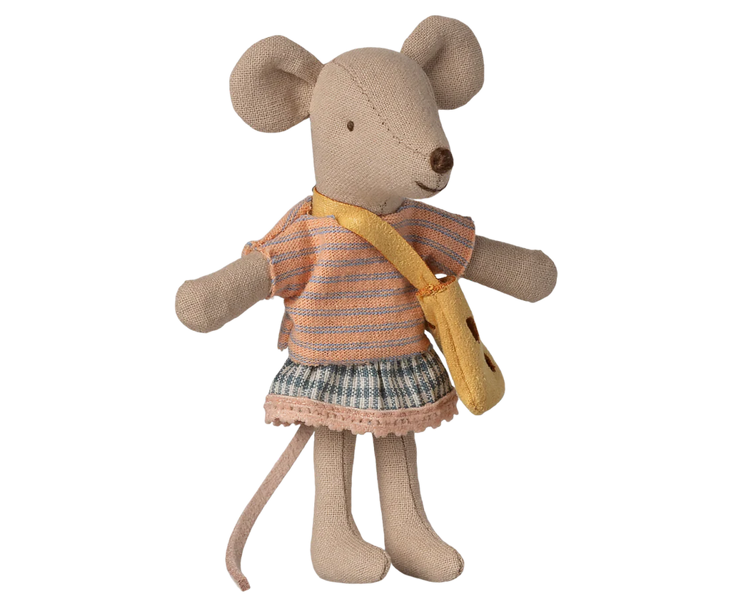 Maileg petite soeur avec son sac bandoulière